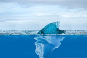 Eisberg mit großem Teil unter Wasser. Bild von Naomi Booth auf Pixabay
